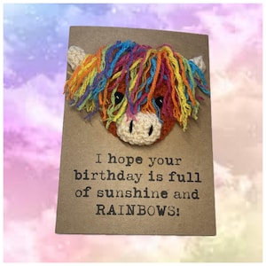 Tarjeta de cumpleaños - Tarjeta de crochet - Tarjeta Kraft - Vaca de las Tierras Altas - Arcoíris - ¡Espero que tu cumpleaños esté lleno de sol y ARCOÍRIS! - Confinamiento - LGBT