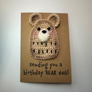 Biglietto di compleanno - Biglietto all'uncinetto - Biglietto Kraft - Orsetto carino e originale - Ti mando un abbraccio da orso di compleanno - Abbraccio di compleanno - Lui, lei, amico dei bambini
