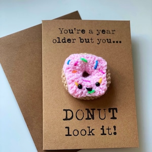 Carte d'anniversaire - Carte au crochet - Carte Kraft - Donut - Vous avez un an de plus mais vous avez l'air d'un donut ! - Friends - Drôle de nouveauté personnalisé Ancien