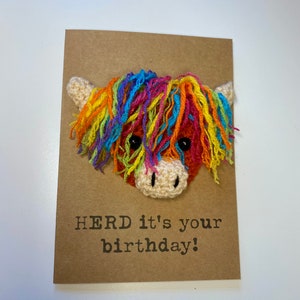 Tarjeta de cumpleaños - Tarjeta de crochet - Kraft - Vaca de las Tierras Altas - Arcoíris - Rebaño Es tu cumpleaños - Para niños Él Ella Amigo - Orgullo - Personalizado