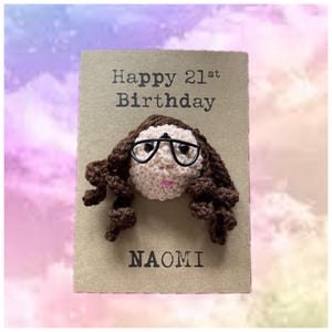 Tarjeta de cumpleaños - Tarjeta tejida a crochet - Tarjeta Kraft - Tarjeta con nombre personalizada - Tarjeta con caricatura personalizada