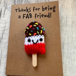 Tarjeta de agradecimiento a mi mejor amigo - Tarjeta de crochet - Kraft - Dulce y fabuloso helado de caramelo - ¡Gracias por ser un amigo fabuloso! - Amigo, niños, él y ella