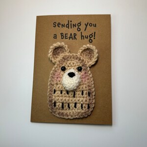 Pensando en ti - Extrañándote - Tarjeta de pronta recuperación - Tarjeta de crochet - Tarjeta Kraft - Oso - Te envío un abrazo de oso - Amigo Familia