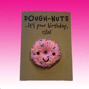 Tarjeta de cumpleaños - Tarjeta de crochet - Tarjeta Kraft - Donut - ¡Eres un año mayor pero no lo pareces! - Amigos - Divertido, novedoso, personalizado, antiguo