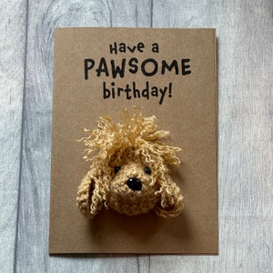 Tarjeta de cumpleaños - Tarjeta de crochet - Tarjeta Kraft - Perro Cavapoo Cavachon Cockerpoo Caniche Bichon Doodle - Feliz cumpleaños - Que tengas un cumpleaños increíble