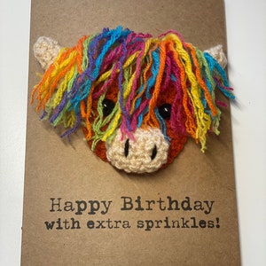 Tarjeta de cumpleaños - Crochet - Vaca de las Tierras Altas - Arcoíris - ¡Feliz cumpleaños con chispas extra! - Kraft - Para niños - Personalizada