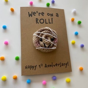 Tarjeta de aniversario - Tarjeta de crochet - Kraft - Bollo de canela en espiral - ¡Feliz aniversario! - Estamos en racha - Novedad divertida - Esposo y esposa