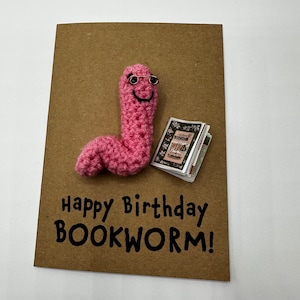 Biglietto di compleanno - Biglietto all'uncinetto - Biglietto Kraft - Verme - Buon compleanno Topo di biblioteca - Amante dei libri - Lettura - Libri - Novità carina e divertente