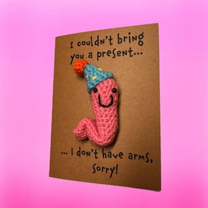 Tarjeta de cumpleaños - Tarjeta de crochet - Tarjeta kraft - Gusano - No pude traerte un regalo, no tengo brazos, lo siento - Novedad linda y divertida