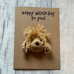 Tarjeta de cumpleaños - Tarjeta de crochet - Tarjeta Kraft - Perro Cavapoo Cavachon Cockerpoo Caniche Bichon Doodle Poochon - Feliz cumpleaños Woofday para ti