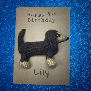 Tarjeta de cumpleaños - Tarjeta de crochet - Tarjeta Kraft - Perro salchicha - Dachshund - Feliz cumpleaños - Edad de cumpleaños - Amante de los perros - Novedad - Personalizada