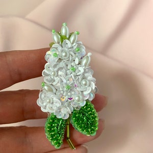 broche lilás, alfinete bordado com miçangas, alfinete de cristal, broche de flor, broche lilás elegante, alfinete floral feito à mão para um toque de charme de primavera