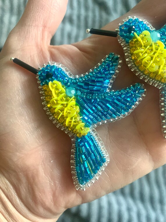 ハチドリ　鳥　ビーズ刺繍　ブローチ　ハンドメイド　ビーズブローチ　刺繍ブローチ ビーズ ハチドリ ブローチ ウクライナ色刺繍鳥ピン - ショップ