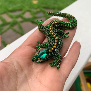 Emerald-gold lizard brooch for a gift on an important occasion. The adjoining brooch can be worn on any clothing and on any part of the body