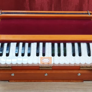 Armonio Shriji Harinaam, el instrumento indio más portátil, armonio Hare Krishna Toca kirtan o viaja con este instrumento musical plegable