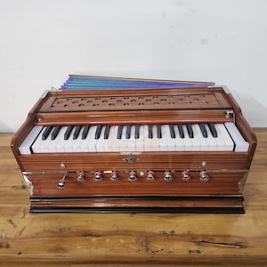 Armonio de 3,5 octavas con acoplador de 9 tapones de altura extra y funda de transporte, lengüeta macho para bajos afinada a 440 Hz y 432 Hz (color natural) de Shriji