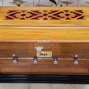 Harmonium Mini Magic de Shriji 4 Stopper 2 Main 2 Drone 2.5 Octavas Color Teca Bass Macho 440Hz y 432Hz para Yoga Bhajan con Bolsa de Shriji