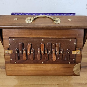 Skrzynka Shriji Premium Pure Teak Wood Shruti z drewnianymi klawiszami C3 do C4 dostrojona do 440 Hz i 432 Hz Sur Pete 13x9x3 cale z torbą, wyprodukowana w Indiach