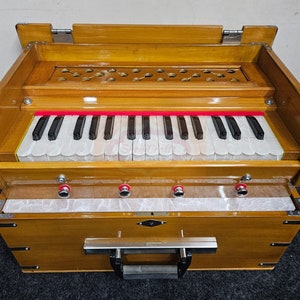 Armonio Shriji Professional Safri, armonio Kirtan mini portátil de alta calidad, 2,5 octavas, 4 tapones, producto de calidad de exportación "fabricado en India".