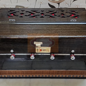 Harmonium Mini Magic de Shriji 4 Stopper 2 Main 2 Drone 2.5 Octavas Color Teca Bass Macho 440Hz y 432Hz para Yoga Bhajan con Bolsa de Shriji