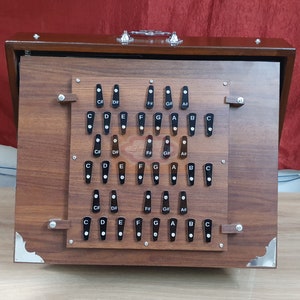 Shruti Box Large Special 39 touches, jeu de 3 anches Do3 à Do6 Première seconde Troisième octaves Bois et plis accordés 440 Hz et 432 Hz 40 x 35 cm par Shriji
