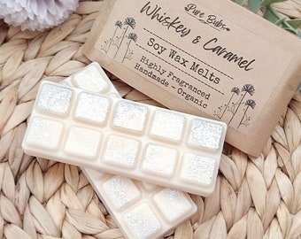 Cera de soja fundida con aroma a whisky y caramelo: ecológica y con una fragancia intensa.