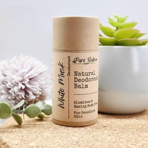 Op de afbeelding: Een bruine kartonnen buis met een wit etiket waarop staat "White Musk Deodorant - Pure Bubse - Natural Deodorant Balm - Aluminum & Baking Soda Free - For Sensitive Skin".