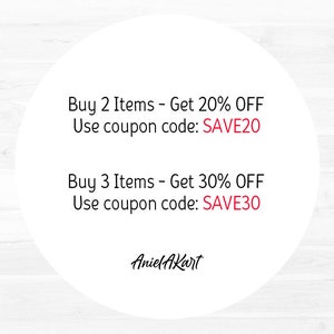 Op de afbeelding: Witte cirkel met zwarte tekst op een witte houten achtergrond. De tekst luidt: Koop 2 artikelen - Krijg 20% korting Gebruik de kortingscode: SAVE20 Koop 3 artikelen - Krijg 30% korting Gebruik de kortingscode: SAVE30 Aniel Akart
