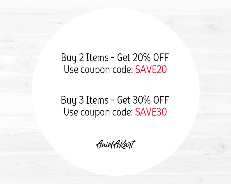 Op de afbeelding: Witte cirkel met zwarte tekst op een witte houten achtergrond. De tekst luidt: Koop 2 artikelen - Krijg 20% korting Gebruik de kortingscode: SAVE20 Koop 3 artikelen - Krijg 30% korting Gebruik de kortingscode: SAVE30 Aniel Akart