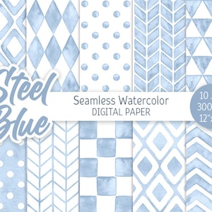 Può includere: Dieci carte digitali acquerello senza cuciture in blu acciaio. I motivi includono pois, diamanti, chevron e forme geometriche. Ogni carta misura 30.48 cm x 30.48 cm e 300 DPI. Il testo "Steel Blue" è in corsivo.