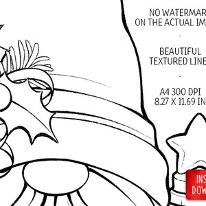Op de afbeelding: Zwart-witte lijntekening van een kerstgnome met een hoed met hulst en bessen. De gnome houdt een ster in zijn hand. De afbeelding is 8,27 inch bij 11,69 inch en 300 DPI.