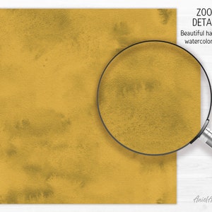 Puede incluir: Un primer plano de un fondo de acuarela amarillo con una lupa sobre &eacute;l. El fondo tiene una textura sutil y un aspecto descolorido. El texto "ZOOM DETAILS" y "Beautiful hand-drawn watercolor design" es visible en la esquina superior derecha de la imagen.