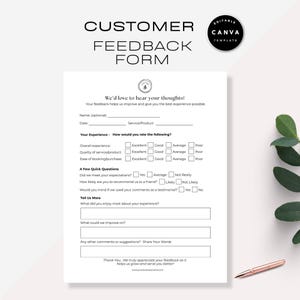 Könnte beinhalten: Eine weiße Vorlage für ein Kundenfeedback-Formular mit dem Text "Customer Feedback Form" oben. Das Formular enthält Abschnitte zur Bewertung der Erfahrung, kurze Fragen und Platz für Kommentare. Ein Stift und Grünzeug befinden sich im Hintergrund.