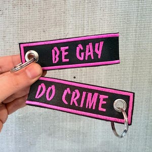 Sleutelhanger "Wees homo, doe misdaad"
