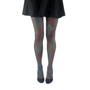 Könnte beinhalten: Gemusterte Strumpfhose mit einem sich wiederholenden Design aus sich überlappenden, farbenfrohen Formen in Rosa-, Blau- und Grüntönen. Die Strumpfhose wird mit schwarzen Absätzen und einem schwarzen Rock getragen.