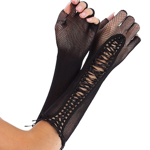 Puede incluir: Un par de guantes negros sin dedos de rejilla con un detalle de encaje en un guante. Los guantes son largos y se extienden más allá del codo.