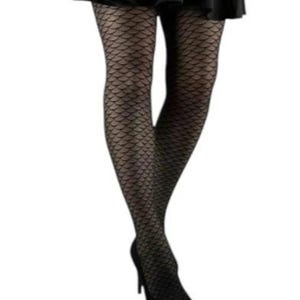 Könnte beinhalten: Schwarze Netzstrumpfhose mit Schuppenmuster. Die Strumpfhose wird mit einem schwarzen Rock und schwarzen High-Heels getragen. Das Netzdesign verleiht dem Kleidungsstück eine einzigartige Textur.