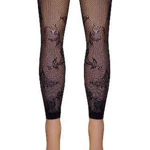 Peut inclure: Collants noirs en résille avec un motif de dentelle florale.