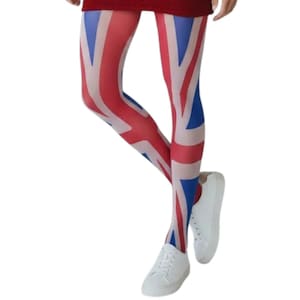 Könnte beinhalten: Leggings mit einem Union-Jack-Flaggenmuster in Rot, Weiß und Blau. Die Leggings werden mit schlichten weißen Schnürturnschuhen getragen. Das Design erstreckt sich über die gesamte Beinlänge und zeigt das ikonische geometrische Kreuz.