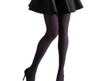 Può includere: Un paio di collant viola scuro con un sottile motivo testurizzato. I collant sono indossati con una gonna nera e tacchi neri.