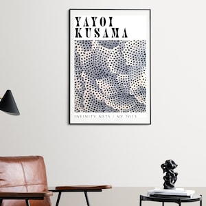 Może przedstawiać: Czarno-biały plakat z tekstem "YAYOI KUSAMA" i "INFINITY NETS / NY 2013" z abstrakcyjnym wzorem w kolorze niebieskim i białym.