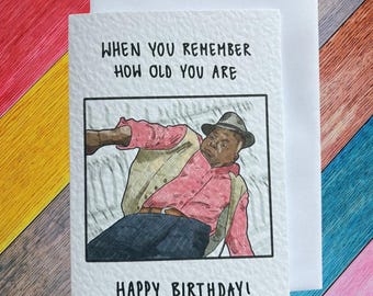 Könnte beinhalten: Geburtstagskarte mit dem Text "WENN SIE SICH ERINNERN, WIE ALT SIE SIND" über einer Illustration eines Mannes in rosa Hemd und Hut. Die Worte "HAPPY BIRTHDAY!" stehen darunter.