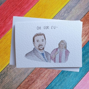 Könnte beinhalten: Eine weiße Karte mit dem Text "OH FOR FU-" in schwarzer Tinte. Unter dem Text befindet sich eine Aquarell-Illustration eines Mannes und einer Frau. Der Mann trägt einen Anzug und eine Krawatte, die Frau ein rosa Kleid.
