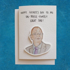 Pode incluir: Um cartão branco com uma mensagem escrita à mão que diz "Happy Father's Day to an Un-Beale-evably Great Dad!"  Uma ilustração de desenho animado de um homem com óculos está anexada ao cartão.
