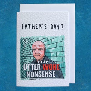 Może przedstawiać: Kartka na Dzień Ojca z napisem "FATHER'S DAY?" nad ilustracją mężczyzny przed ceglanym murem. Poniżej znajduje się napis "UTTER WOKE NONSENSE".
