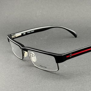 Könnte beinhalten: Eine weiße Keramik-Tasse mit schwarzem Henkel und dem Text "But First, Coffee" in schwarzer, fetter Schrift. Die Tasse steht auf einer Holzoberfläche. Die Tasse ist 10 cm hoch.