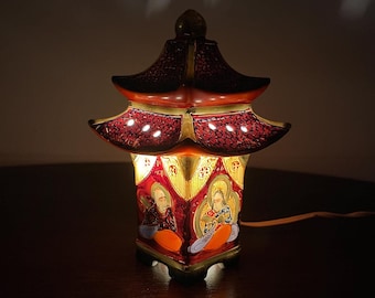 Stara lampa stołowa, japońska pagoda, porcelanowa kadzielnica Satsuma, lata 60. XX wieku, ręcznie malowana lampka nocna w kształcie gejszy