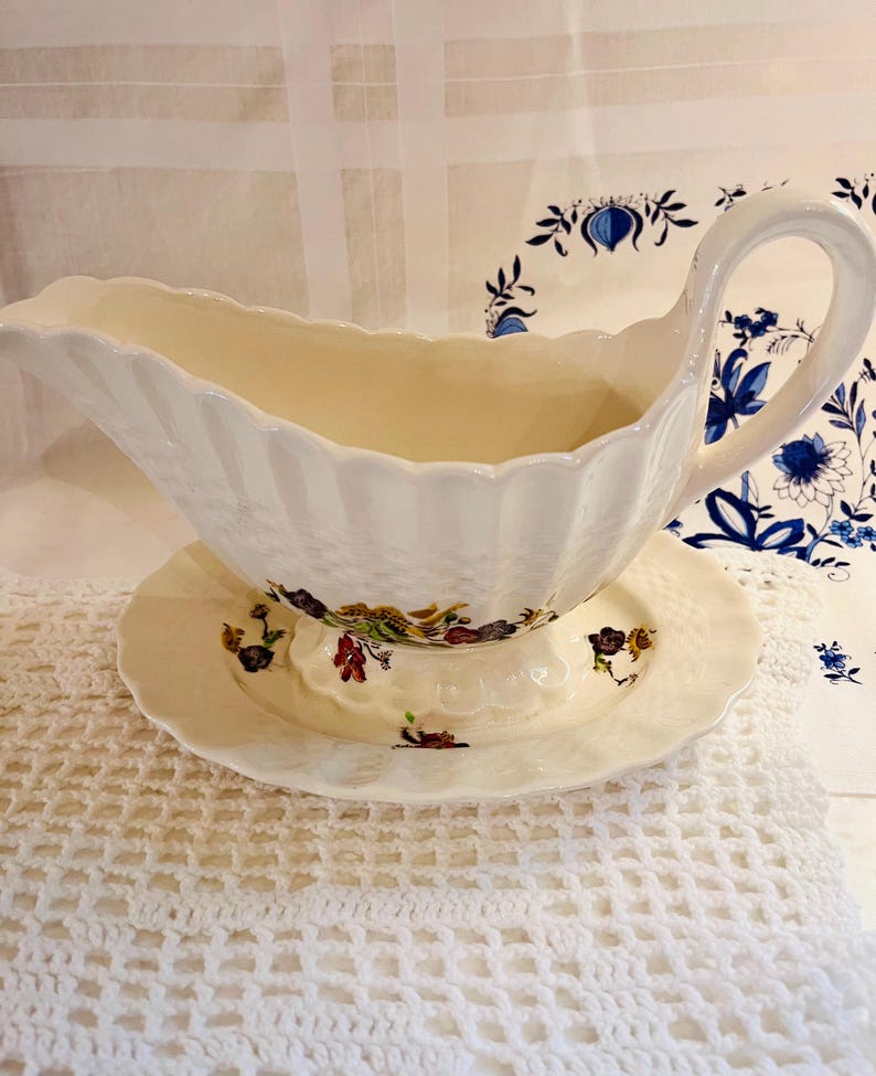 Spode Wicker Lane Gravy Boat with Attached Underplate - Thumbnail 2