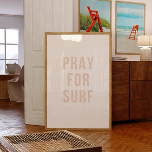 Beten Sie für Surf Digitaler Download, Retro Strand-Druck, Surfer-Wandkunst, minimales Dekor, Küstenästhetik Boho-Strand-Surfer-Mädchen-Plakat