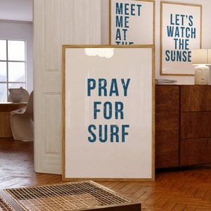 Beten Sie für Surf-Zeichen, trendige Küstenkunst, blaues Typografie-Poster, Strandhausdekor, Ozeanwandkunst, Girly Druck, Küsten-Cowgirl, Surf-Kinderzimmer